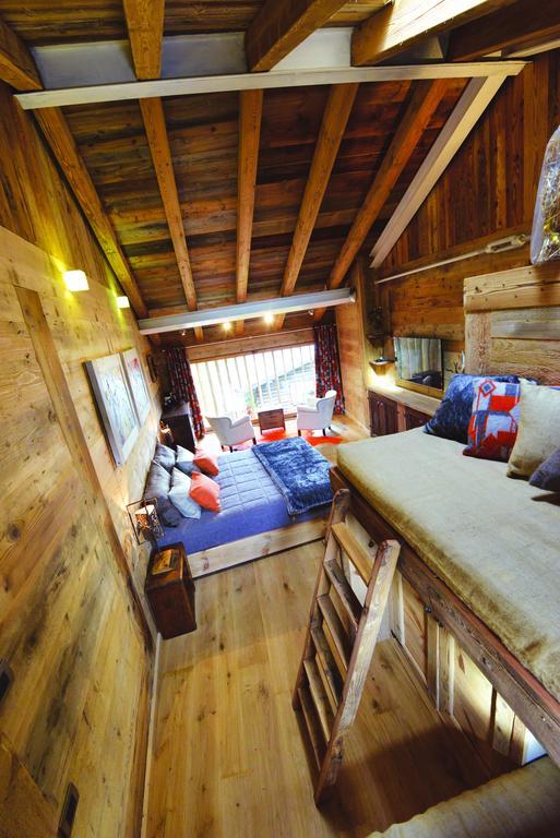 La Maison De Dolphe Chalet De Charme & Art Gallery Brusson Quarto foto